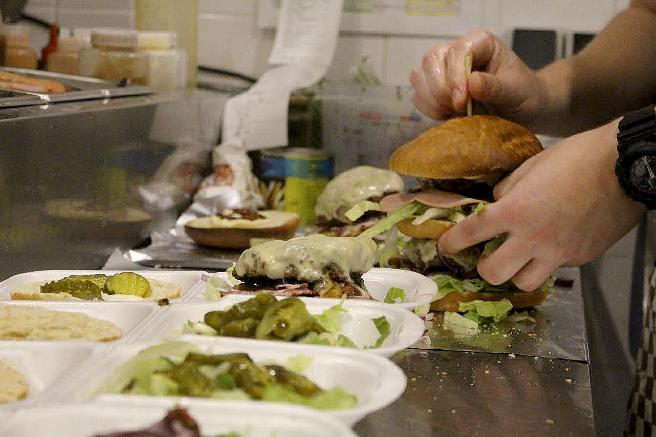 20151117 - burgerbakkerij - burgers prikken