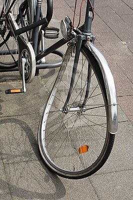 voorwiel fiets met slag